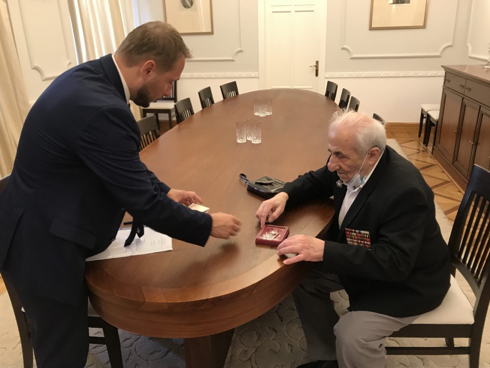 О передаче юбилейной медали ветерану Великой Отечественной войны