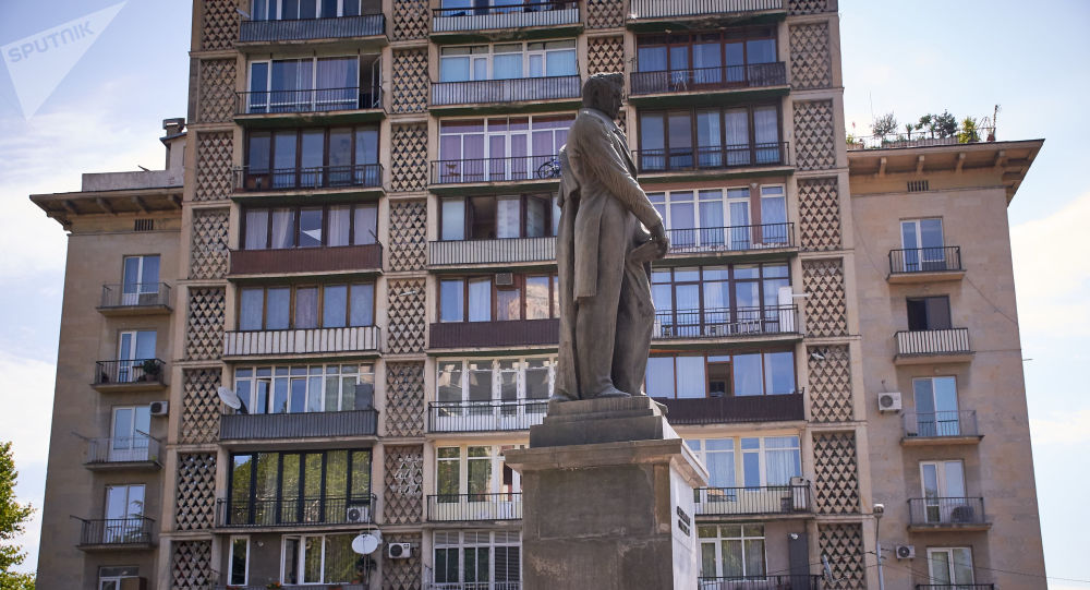 «Назло врагам Грузии»: монумент Грибоедову в Тбилиси отмыл бывший депутат