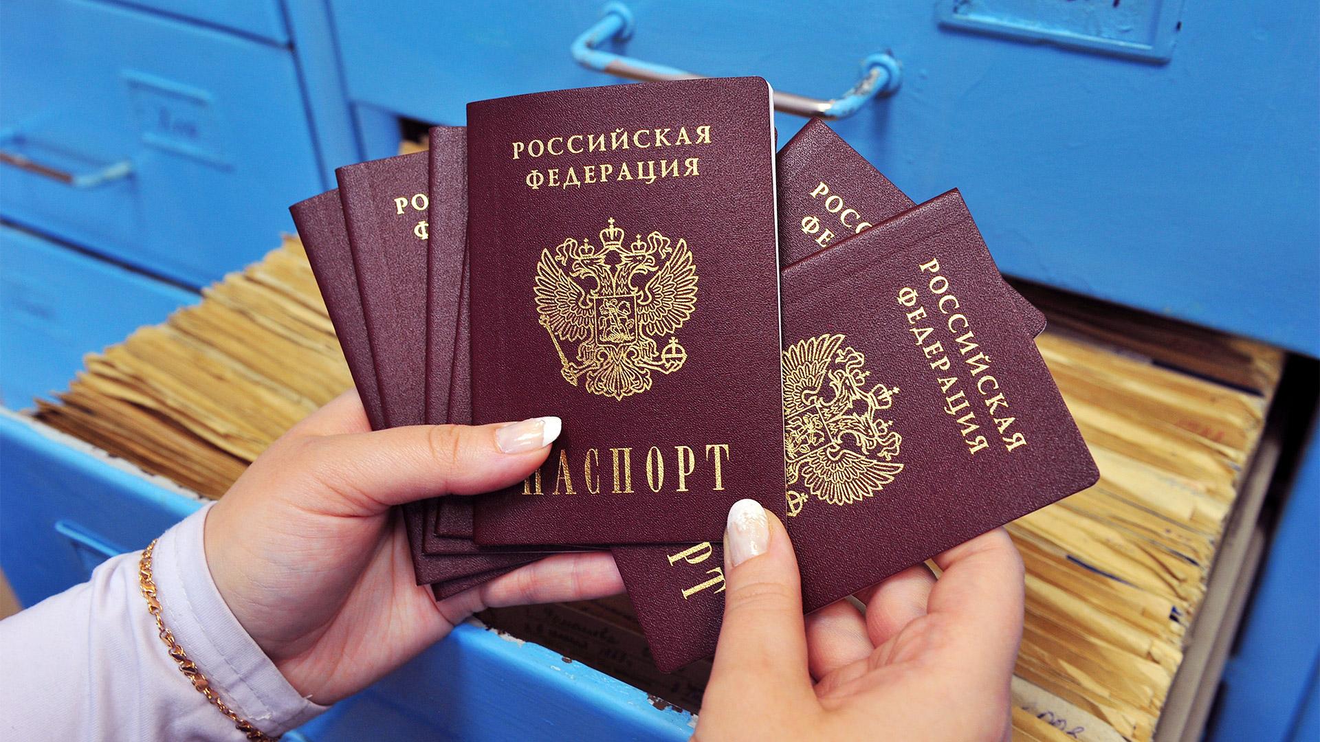 Более 13 тысяч участников программы переселения получили гражданство России в этом году