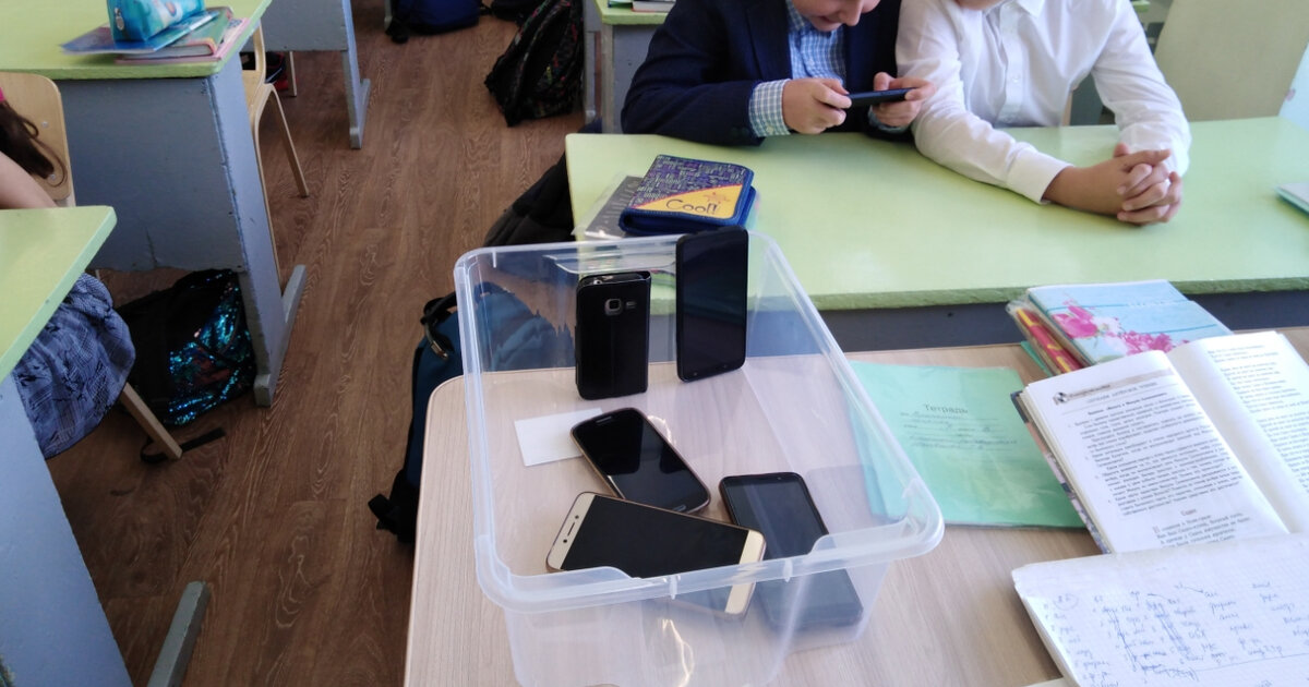 В российских школах запретили использование мобильных телефонов на уроках