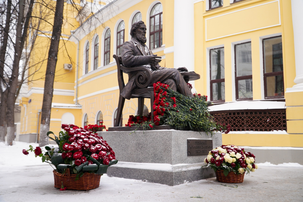 Памятник педагогу Константину Ушинскому открыли в Москве