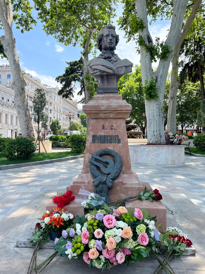 Возложение цветов к памятнику Пушкину