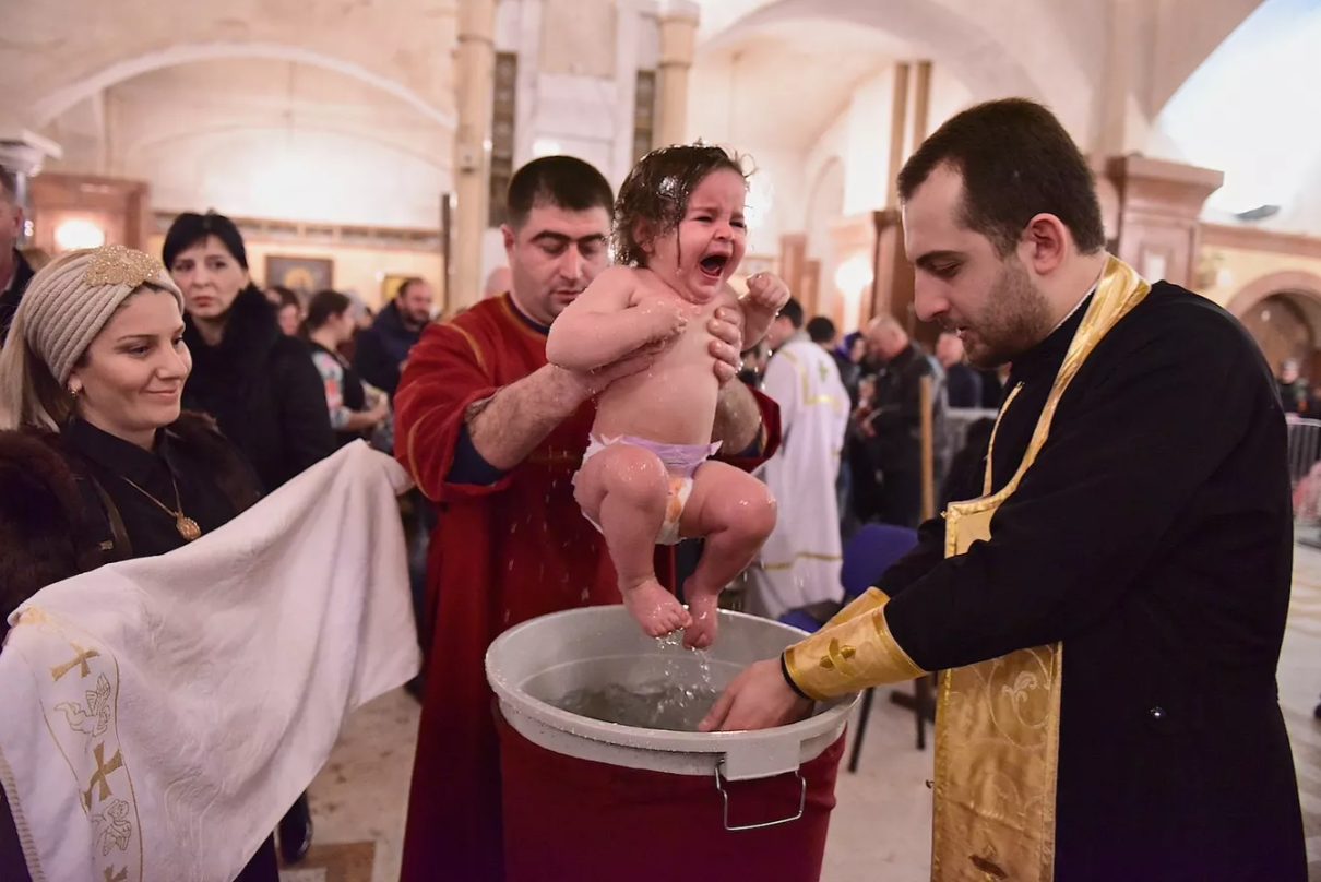 Максимум три: грузинская православная церковь огласила решение по крестным родителям