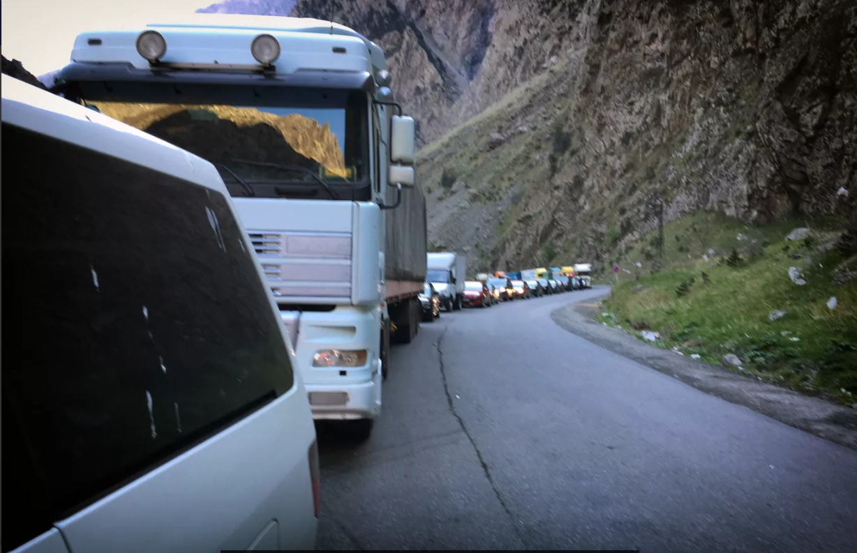 «Верхний Ларс» сегодня: на границе России и Грузии стоят около 3 тыс грузовиков