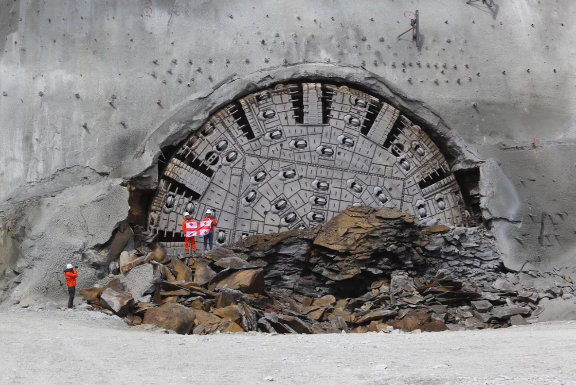 Уникальное сооружение – самый длинный в Грузии тоннель ведет в сторону России