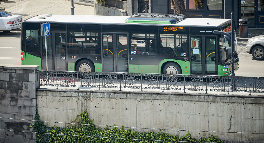 Поехали — на улицах Тбилиси появились автобусы, заработало метро
