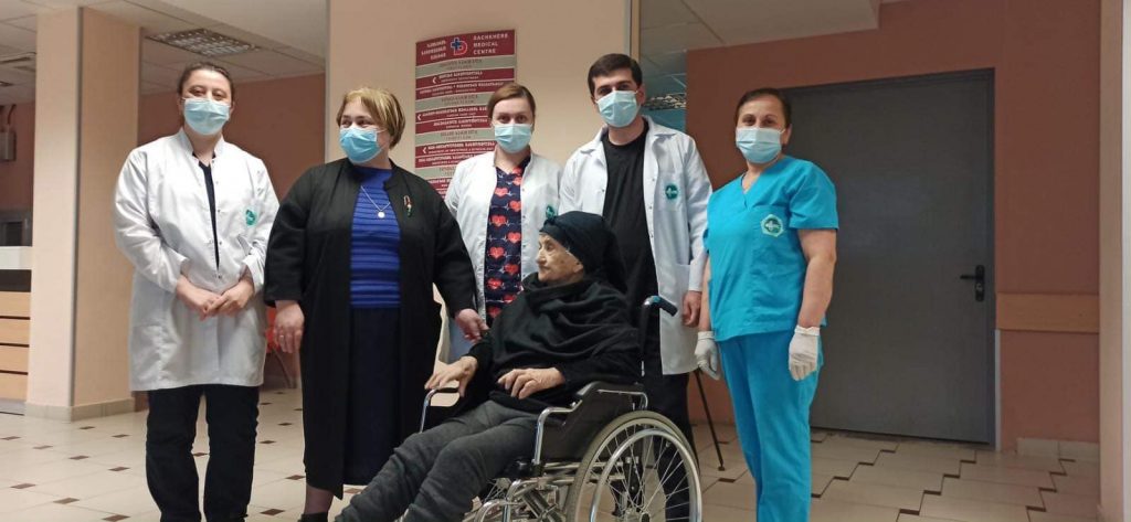 101-летняя женщина победила коронавирус в медицинском центре Сачхере