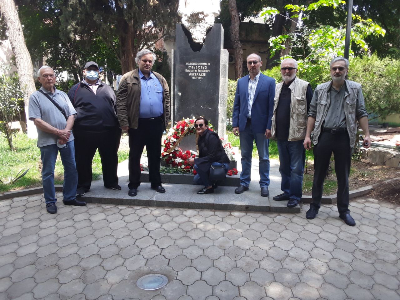 В Тбилиси возложили цветы к бюсту генерала К. Леселидзе