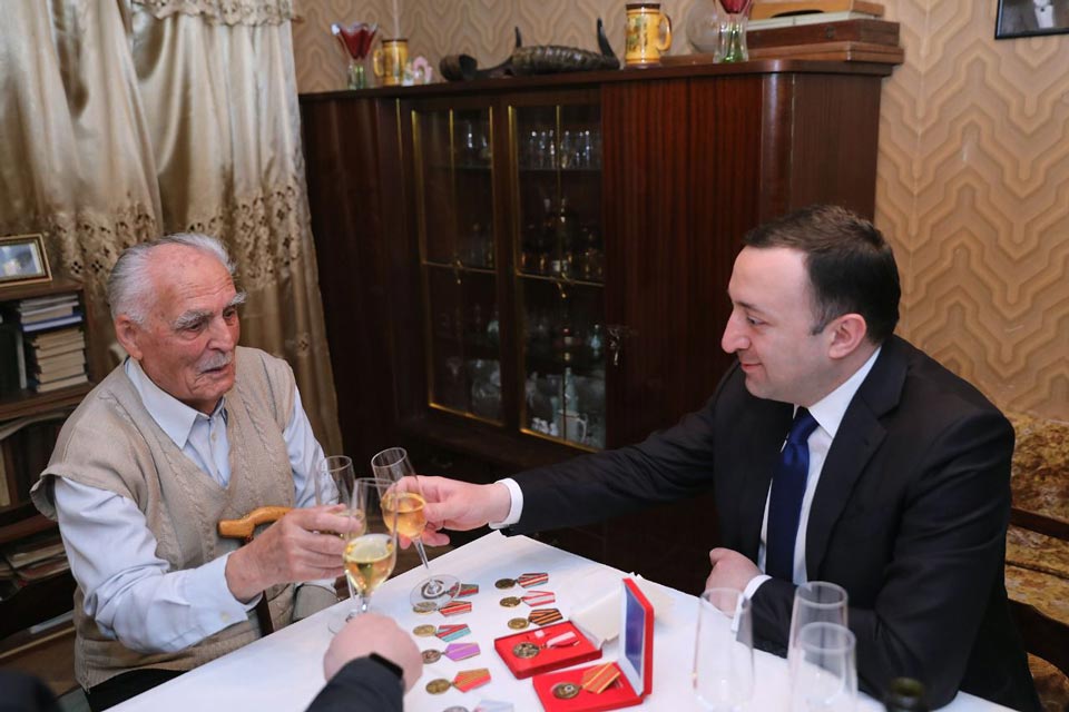 Ираклий Гарибашвили посетил дом 100-летнего ветерана войны Иосифа Тухашвили и поздравил его с Днем победы над фашизмом