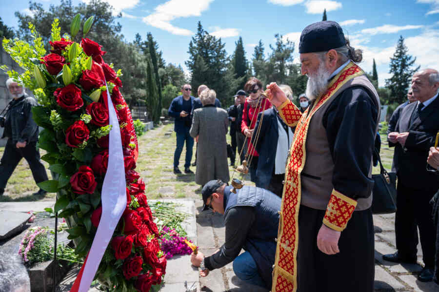 По инициативе НКО «Институт Евразии» 9 мая в Тбилиси и еще нескольких городах Грузии – Батуми, Карели и Телави состоялись памятные мероприятия  в связи с Днем Победы